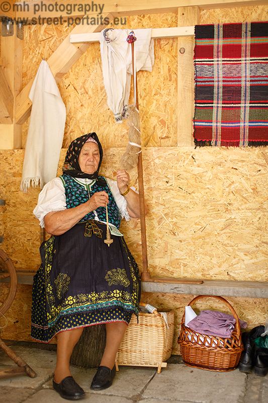 spinning lady - hontianska paráda - hrušov - slovakia